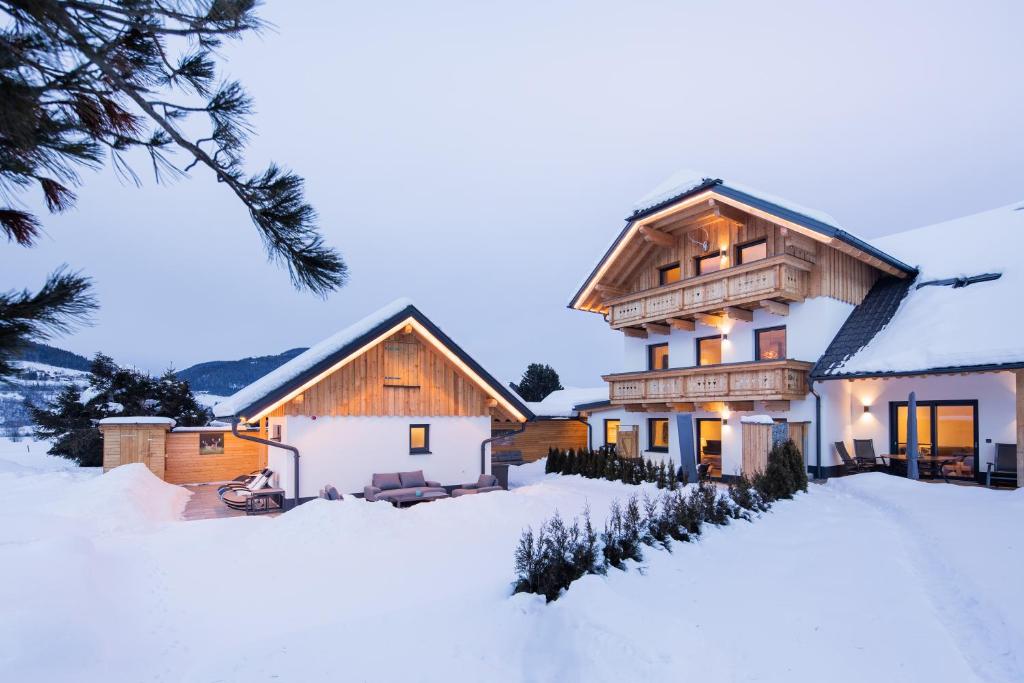 uma casa no inverno com neve em Pistenblick Alpin em Sankt Margarethen im Lungau