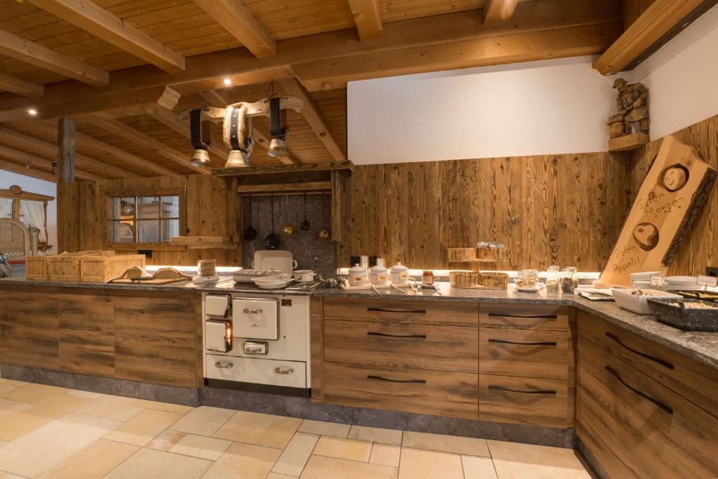 Kuchyň nebo kuchyňský kout v ubytování Hotel Höllroah