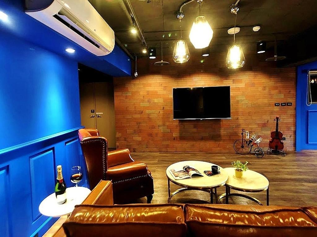 TV a/nebo společenská místnost v ubytování Journey Town Inn