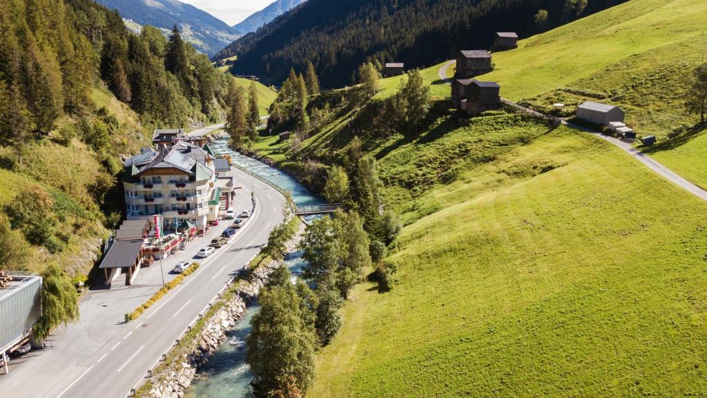 una vista aérea de una montaña con una carretera y un río en Hotel Höllroah, en Kappl