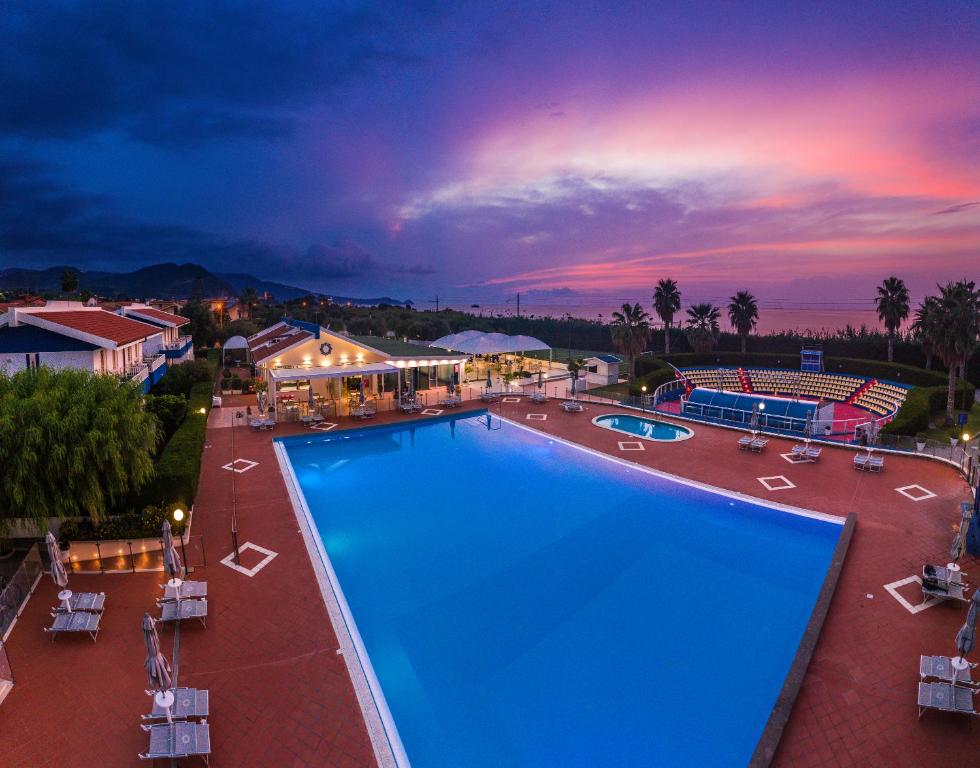 uma vista superior de uma piscina num resort em Riviera Del Sole Hotel Resort Spa em Piraino