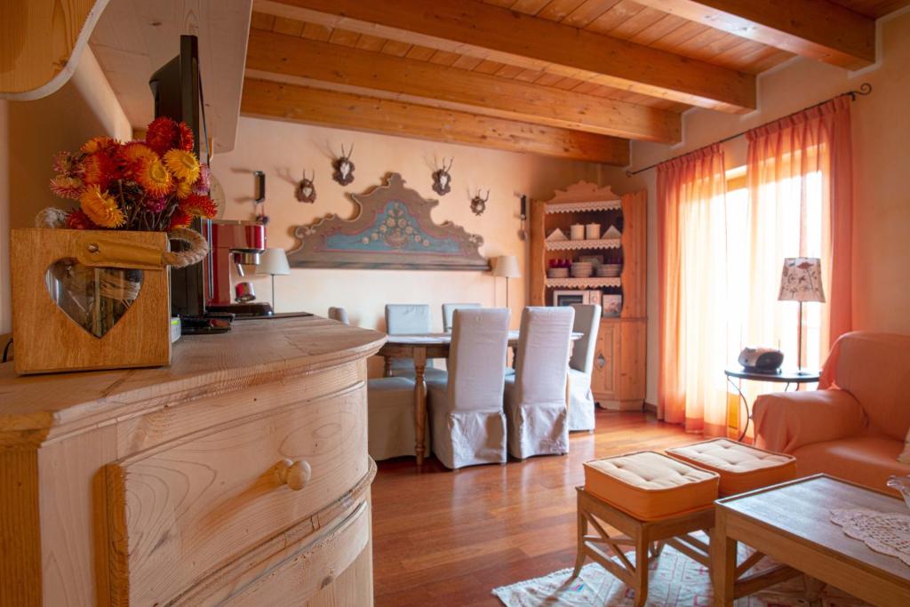 eine Küche und ein Wohnzimmer mit einer Couch und einem Tisch in der Unterkunft Isarco Suite in Sterzing