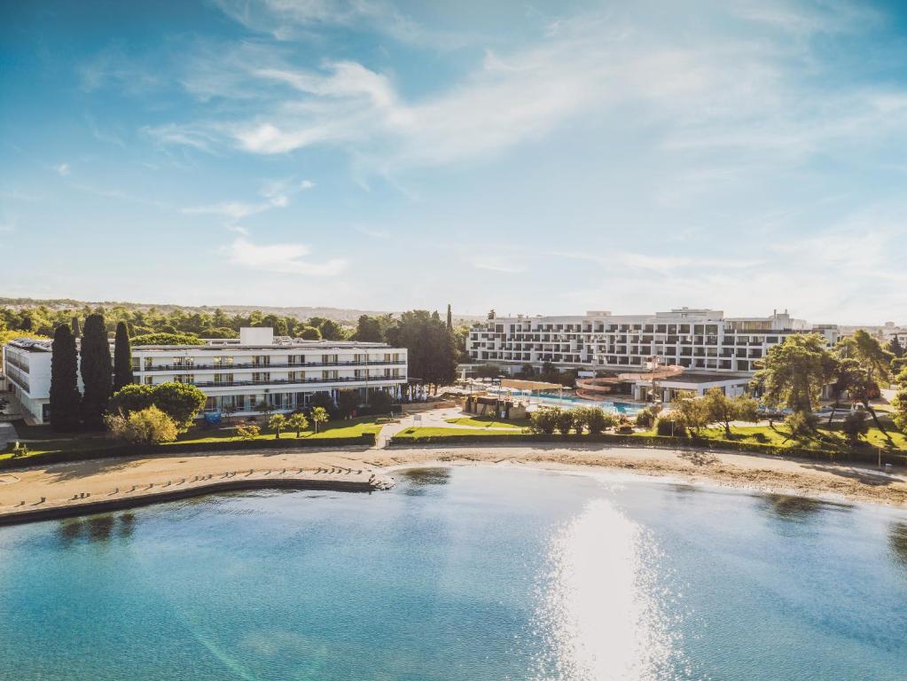 una vista aerea di un resort e di una cassa d'acqua di Falkensteiner Club Funimation Borik a Zara (Zadar)