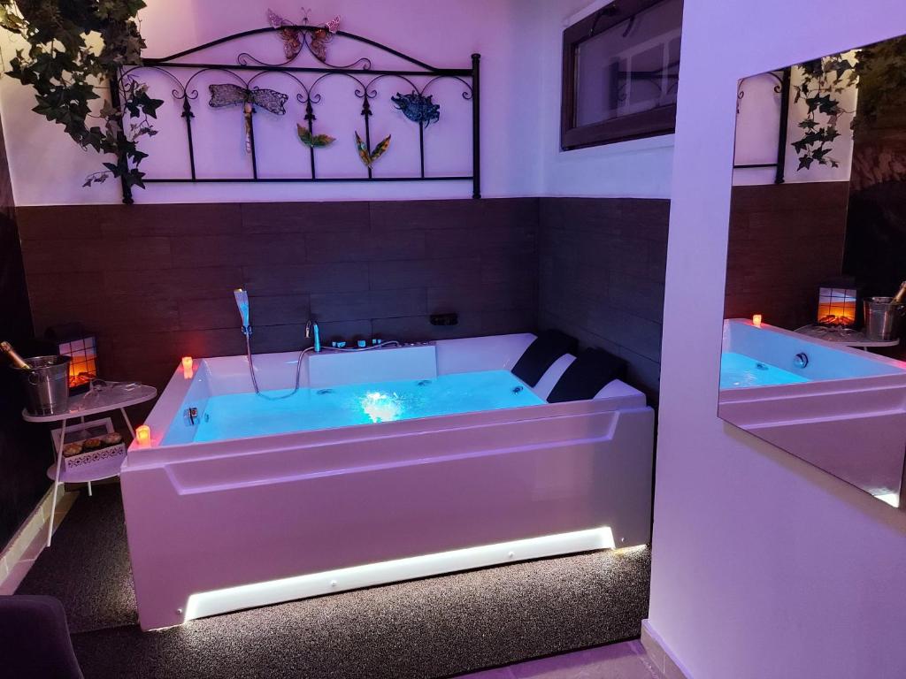 bañera en una habitación con iluminación púrpura en B&B Taras Di San Vito, en Taranto