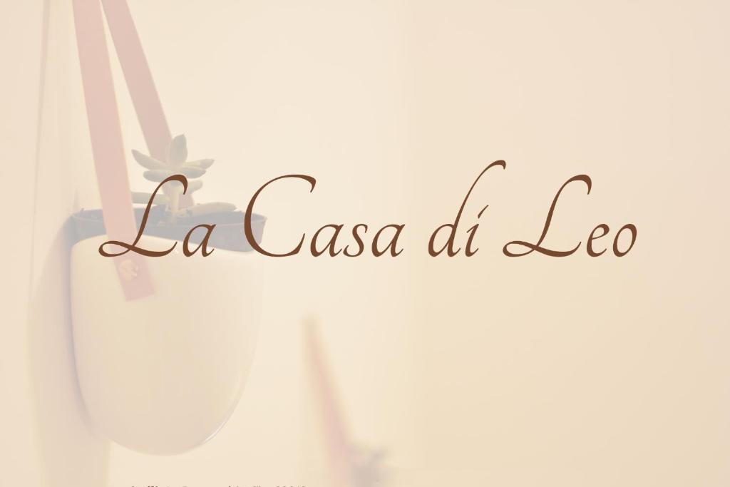 a sign that says la casa doce in a window at La Casa di LEO - Apartments in Recanati