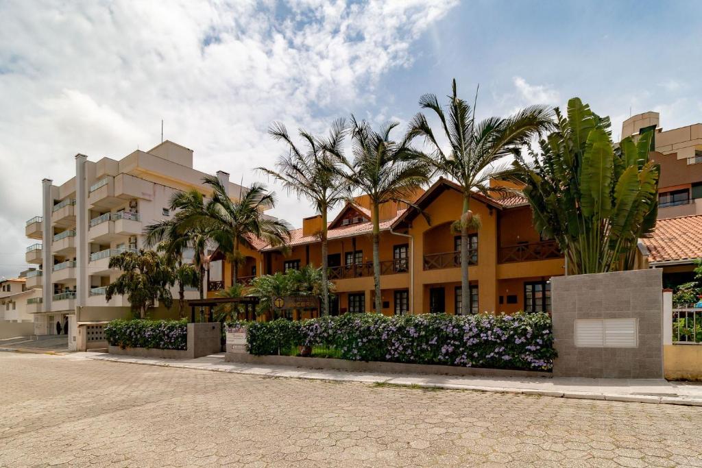  Apartamento 2 Dormitórios A 190 Metros Da Praia De Bombas - AN 08