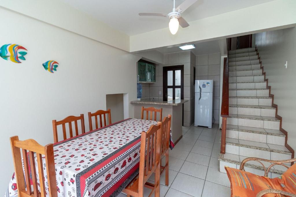  Apartamento 2 Dormitórios a 150m da Praia Bombas