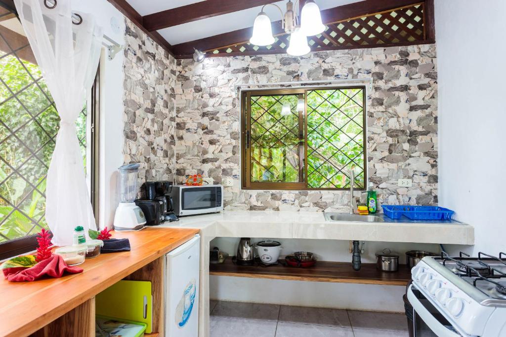 Kuchyň nebo kuchyňský kout v ubytování Bungalows Ache Cozy House