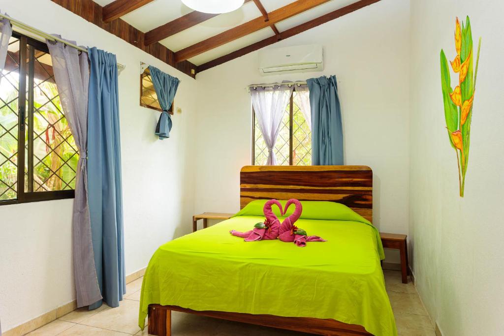 Postel nebo postele na pokoji v ubytování Bungalows Ache Cozy House