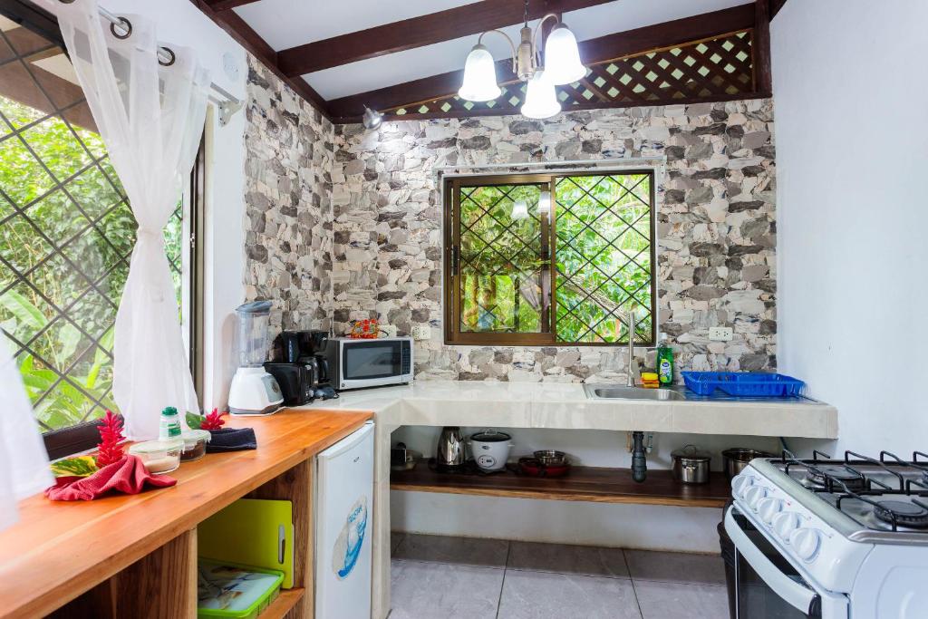 Kuchyň nebo kuchyňský kout v ubytování Bungalows Ache Cozy House
