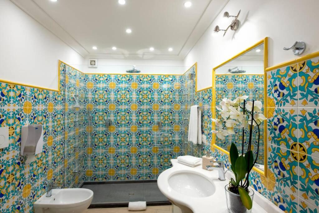 A bathroom at Il giardino dei limoni