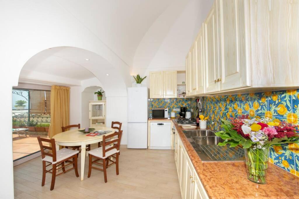 A kitchen or kitchenette at Il giardino dei limoni