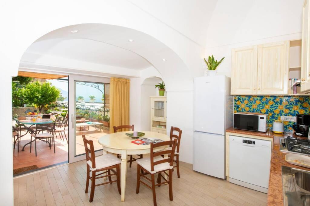 A kitchen or kitchenette at Il giardino dei limoni