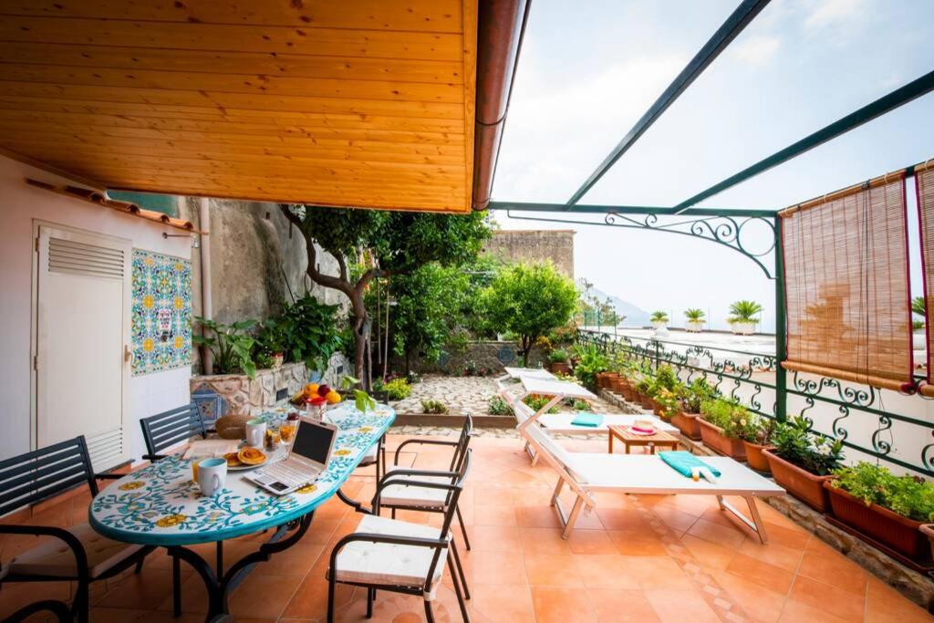 A balcony or terrace at Il giardino dei limoni