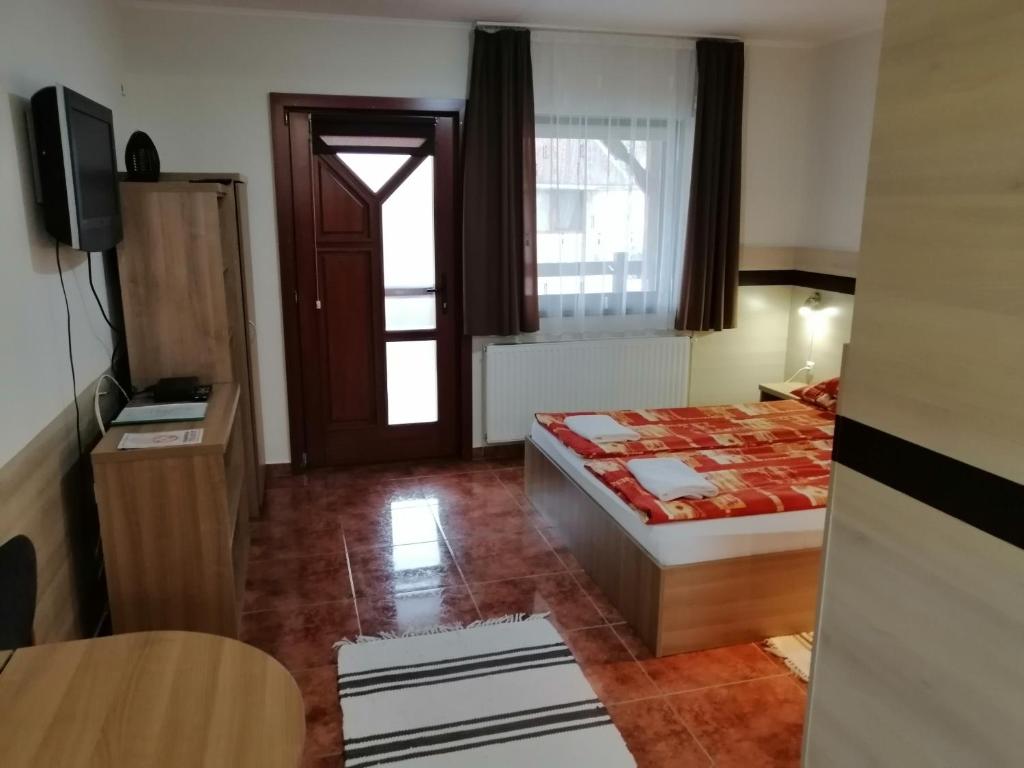 Postel nebo postele na pokoji v ubytování Csipkeház Apartman