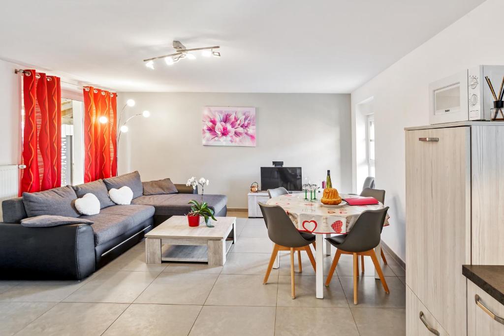 斯特哲茲的住宿－Gite "le piémont des Vosges "，客厅配有沙发和桌子