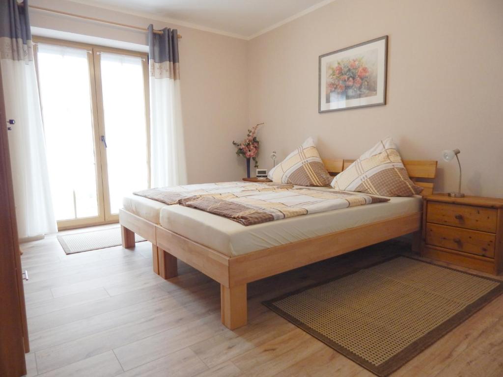 Un dormitorio con una cama grande y una ventana en Ferienwohnungen Stark, en Kelheim