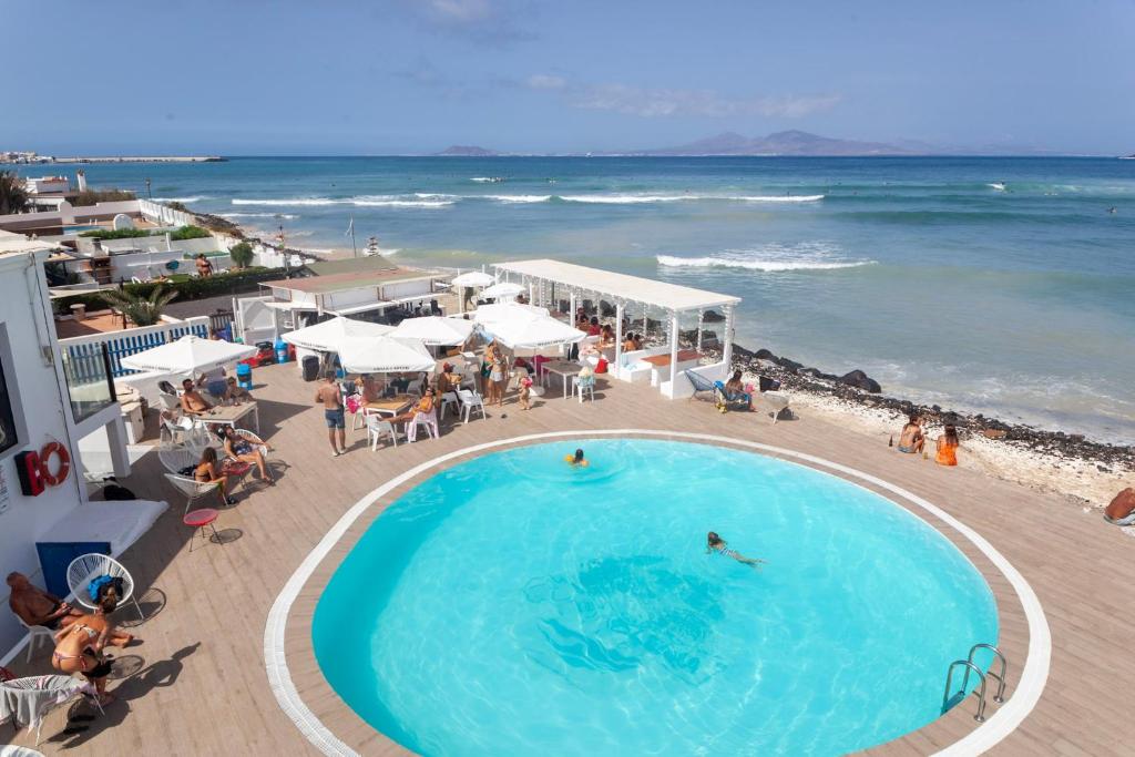 Bazén v ubytování Apartamentos Punta Elena Beach nebo v jeho okolí