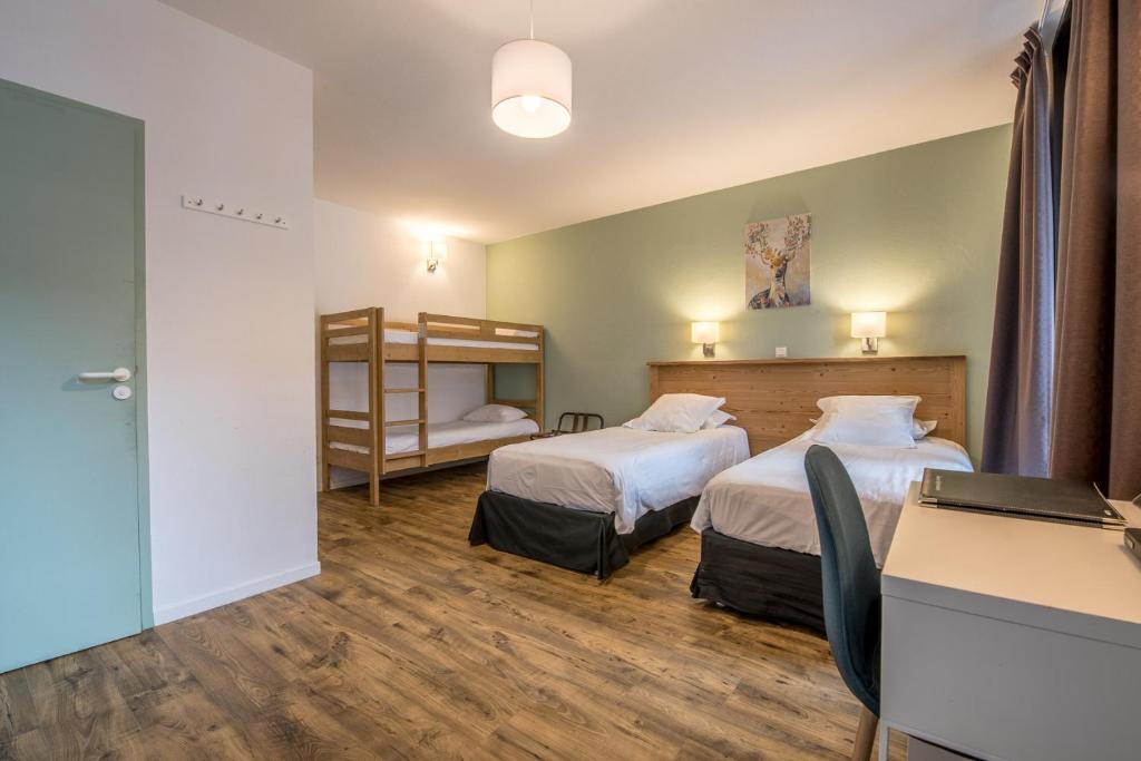 Postel nebo postele na pokoji v ubytování Hôtel Le Marintan