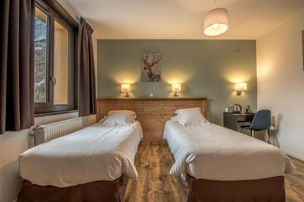 Postel nebo postele na pokoji v ubytování Hôtel Le Marintan