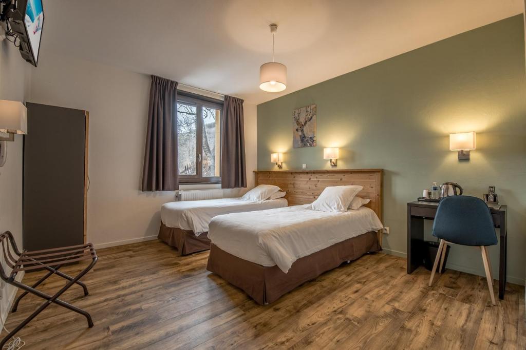 Postel nebo postele na pokoji v ubytování Hôtel Le Marintan