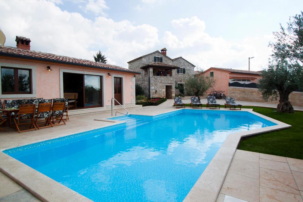 - une piscine dans l'arrière-cour d'une maison dans l'établissement Vila Ulika, à Višnjan