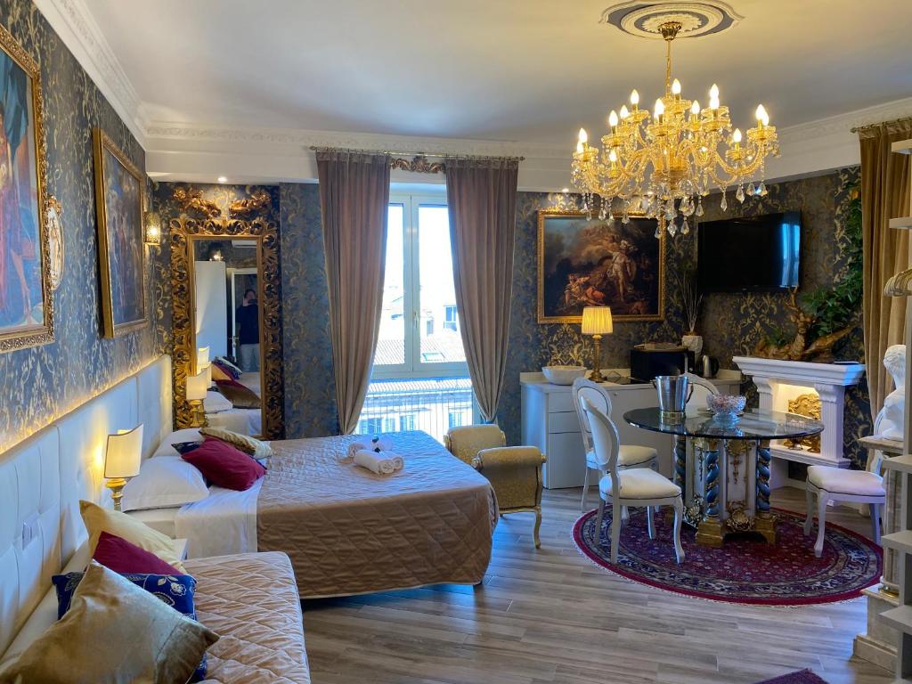 ein Wohnzimmer mit einem Bett und einem Esszimmer in der Unterkunft Royal Olympus Verona - Royal Welcome in Verona