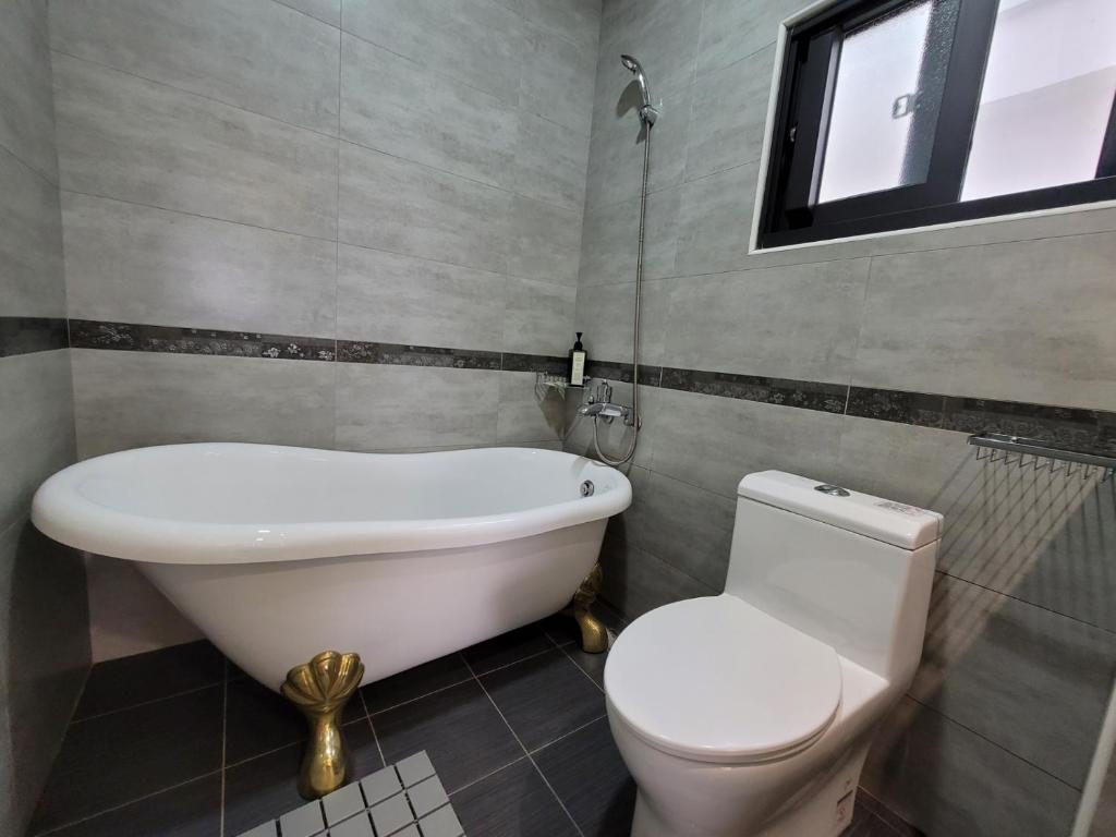 Ένα μπάνιο στο 渡小夜電梯民宿 Yilannight B&B