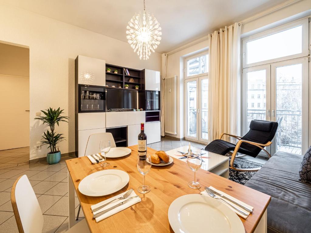 - un salon avec une table à manger et un canapé dans l'établissement Arbio I Cozy Apart in Leipzig center, à Leipzig