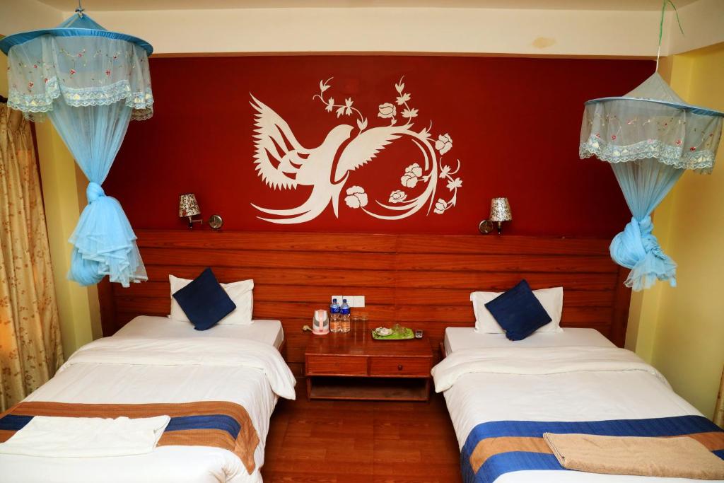 Letto o letti in una camera di Chitwan Forest Resort , Chitwan National Park
