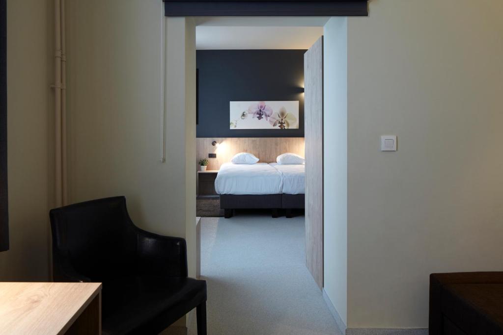 een kamer met een slaapkamer met een bed erin bij Alpha Hotel and Aparthotel in Tienen