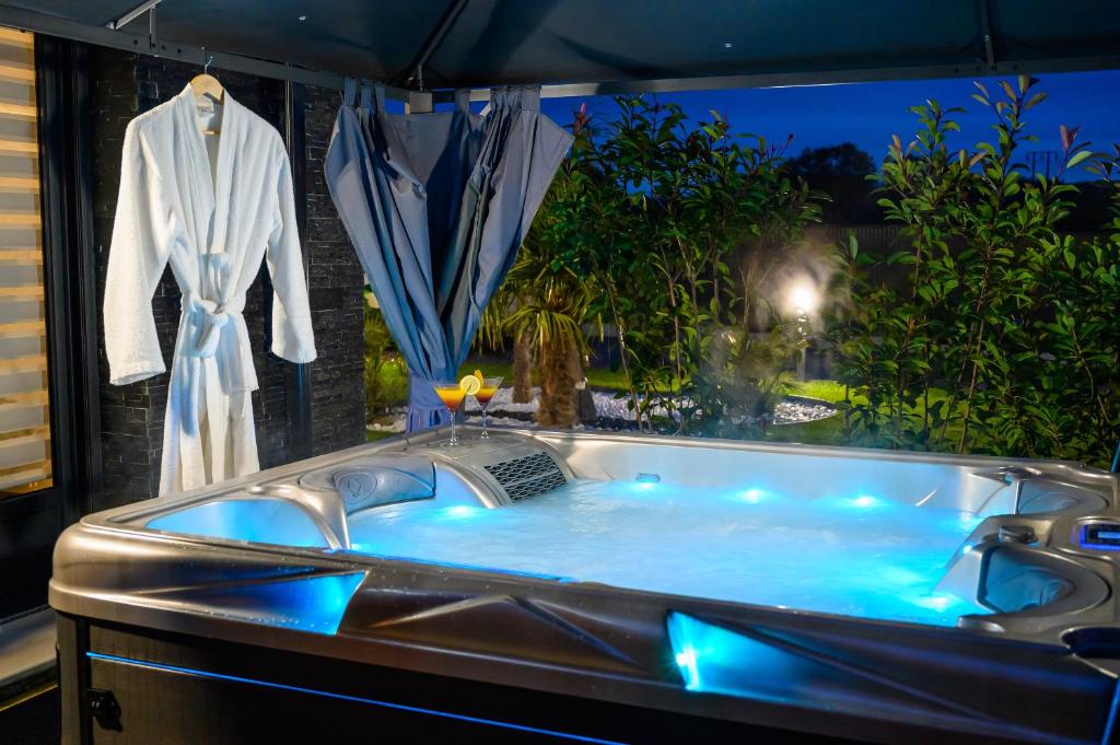 Φωτογραφία από το άλμπουμ του TOPAZE Nuitée Romantique avec Jacuzzi σε Moyvillers