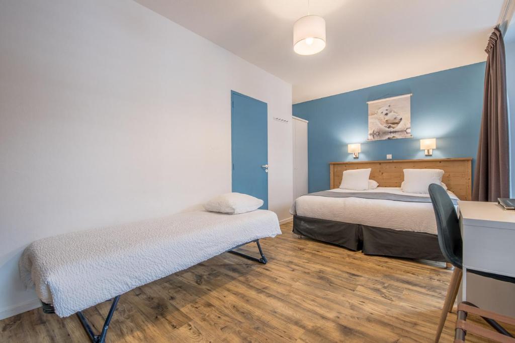 Postel nebo postele na pokoji v ubytování Hôtel Le Marintan