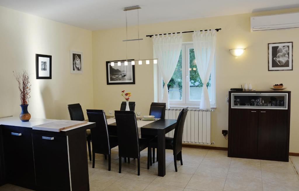 Kuchyň nebo kuchyňský kout v ubytování Villa Gardena with private pool