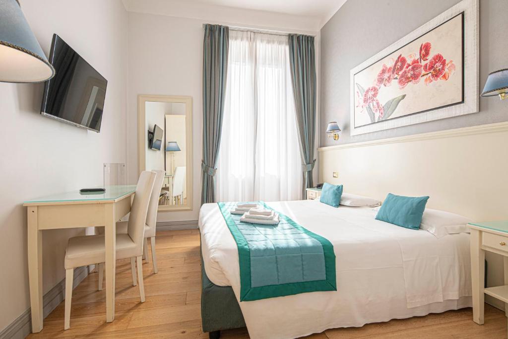 een hotelkamer met een bed en een bureau bij Domus Castrense in Rome
