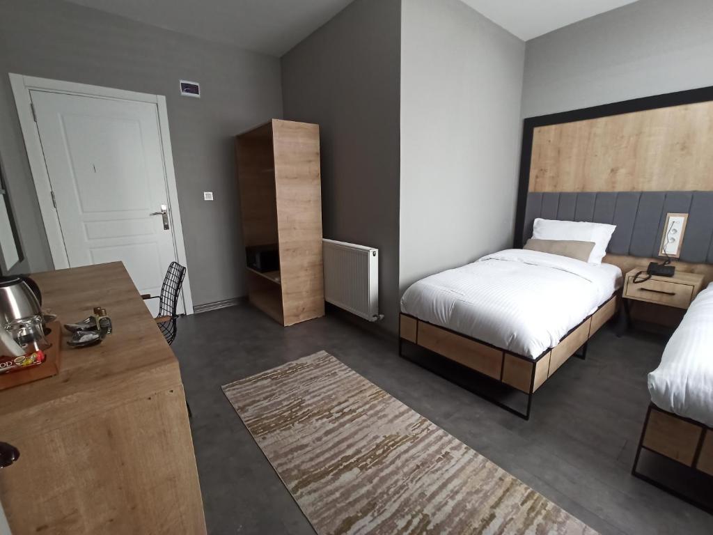 Postel nebo postele na pokoji v ubytování Skylon Airport Hotel