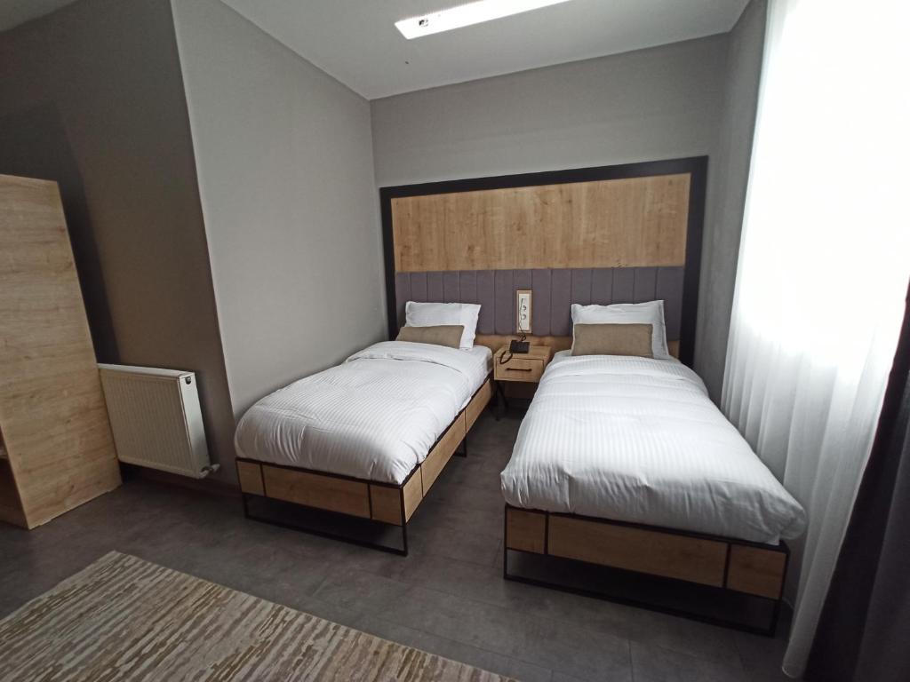 Postel nebo postele na pokoji v ubytování Skylon Airport Hotel