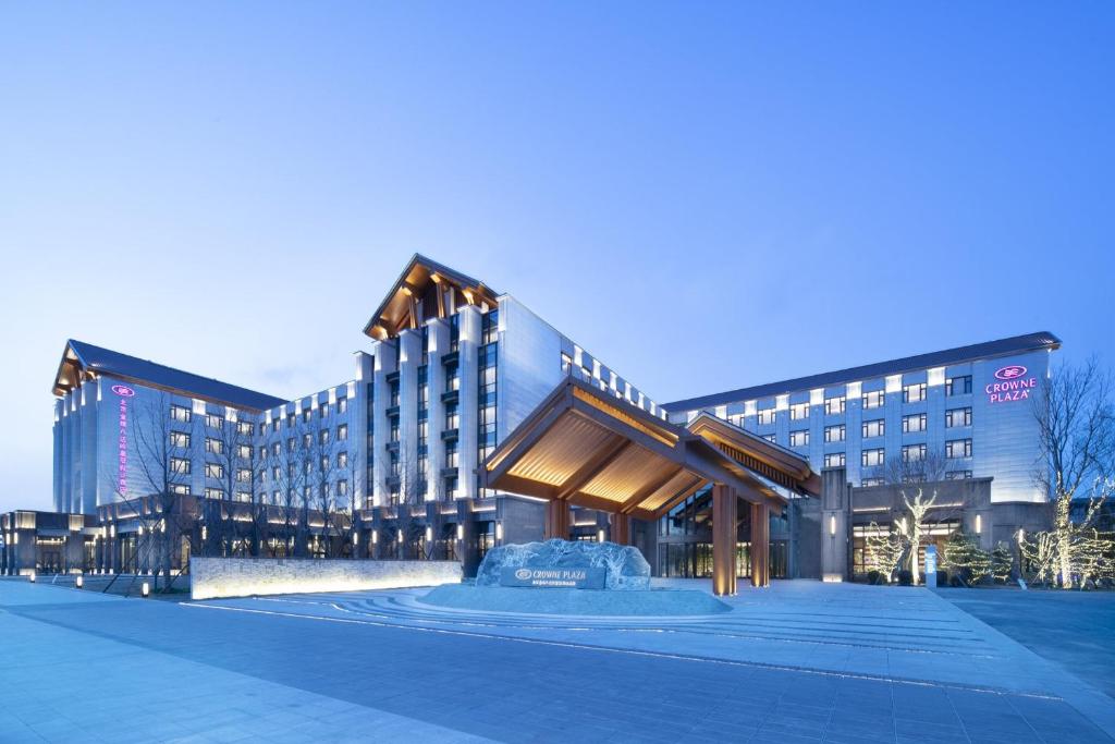 um grande edifício com um edifício em Crowne Plaza Beijing Badaling, an IHG Hotel em Yanqing