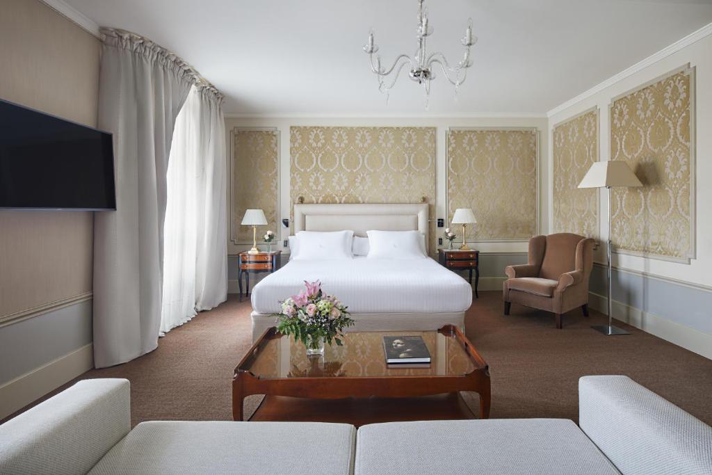 Postel nebo postele na pokoji v ubytování Hotel El Palace Barcelona