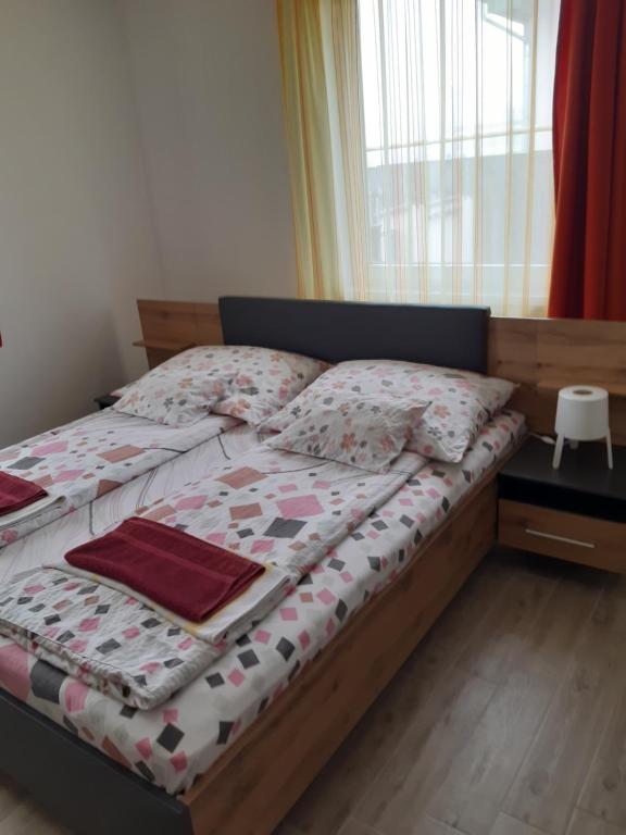 Łóżko lub łóżka w pokoju w obiekcie M47 Vendégház-Airport