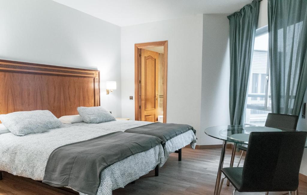 um quarto com uma cama e uma mesa de vidro em Estudio para dos en pleno centro de Madrid em Madri