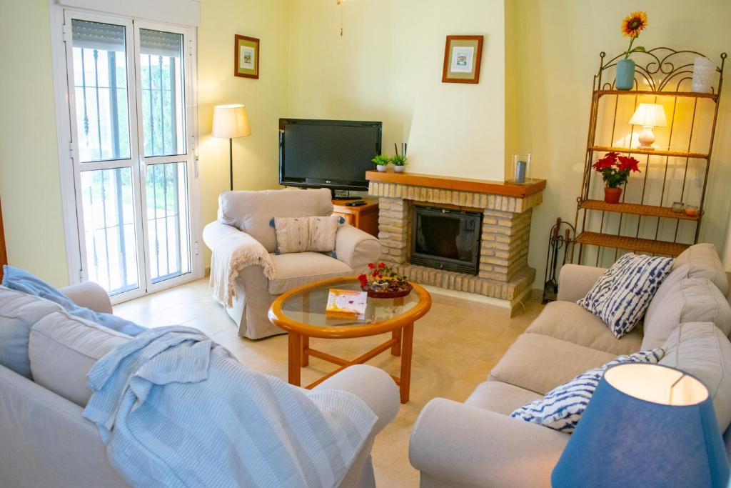 Posezení v ubytování Villa Elissa with 3 bedrooms andpool and views close to Conil