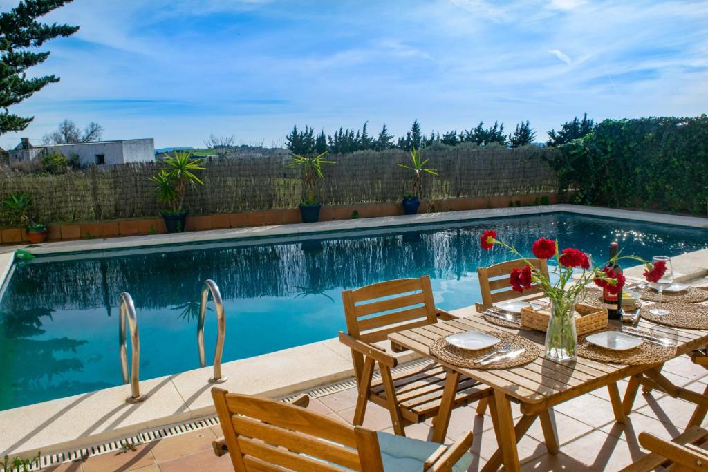 Bazén v ubytování Villa Elissa with 3 bedrooms andpool and views close to Conil nebo v jeho okolí