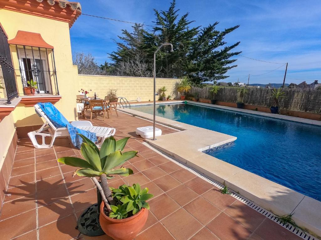 Bazén v ubytování Villa Elissa with 3 bedrooms andpool and views close to Conil nebo v jeho okolí