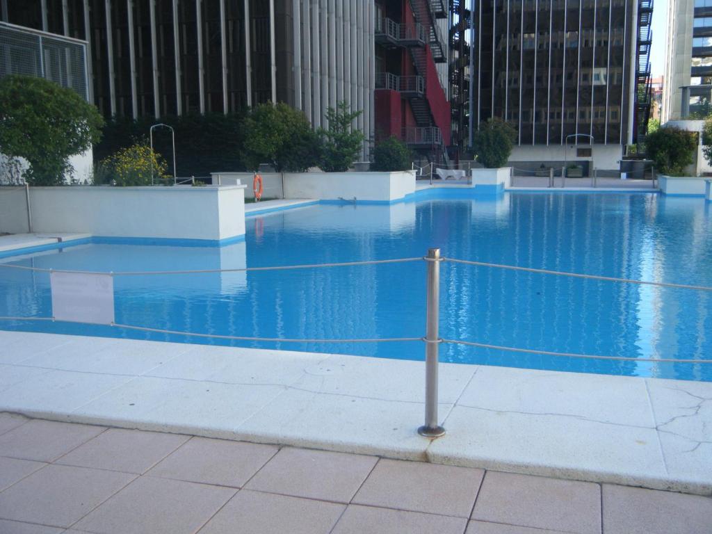 una piscina de agua azul en una ciudad en Madrid Studio Apartments, en Madrid