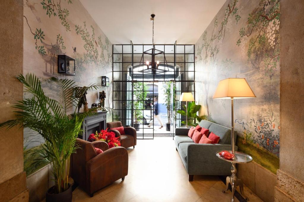 uma sala de estar com dois sofás e uma lareira em Alecrim ao Chiado em Lisboa