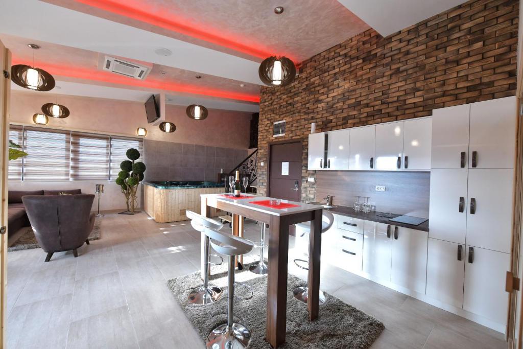 TV a/nebo společenská místnost v ubytování Garnet Hotel & Event Centar
