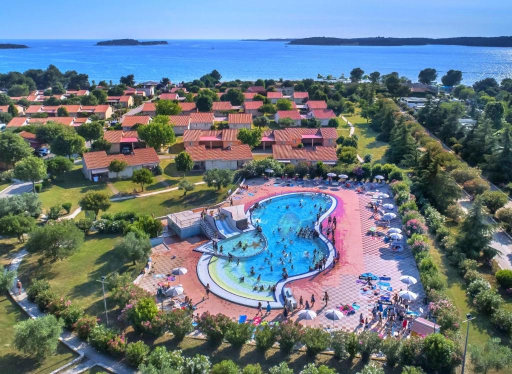 eine Luftansicht auf einen großen Pool in einem Resort in der Unterkunft Mobile Homes Bi Village - Adriatic Kampovi in Fažana