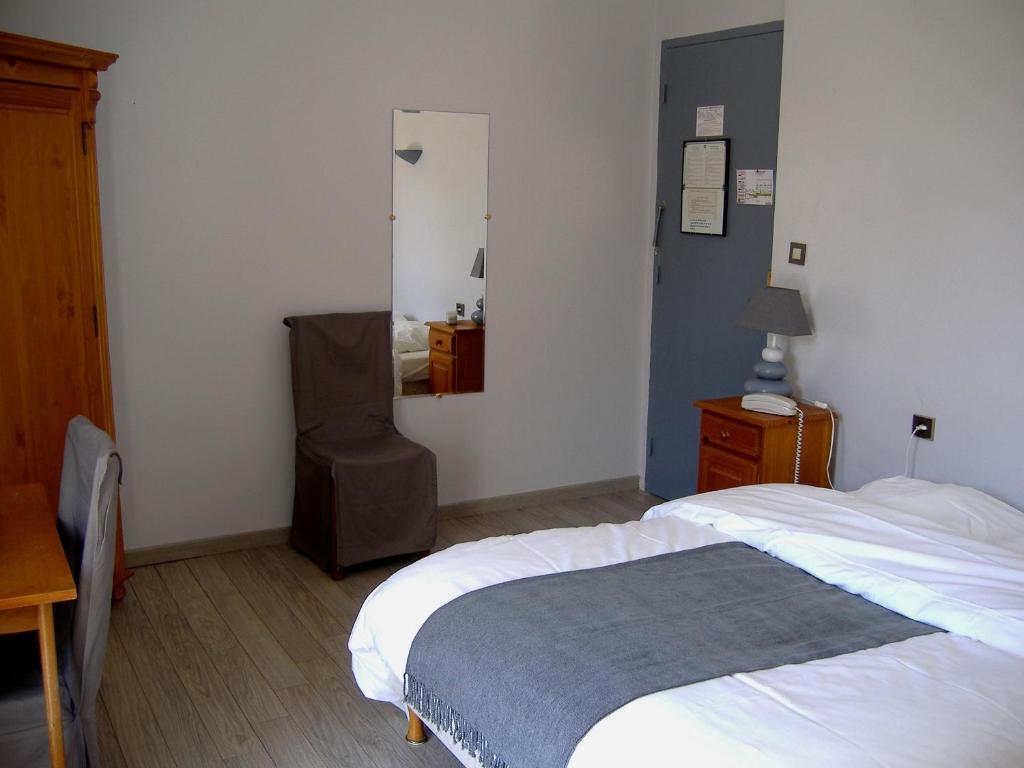 Postel nebo postele na pokoji v ubytování Auberge de l'Escargot d'Or