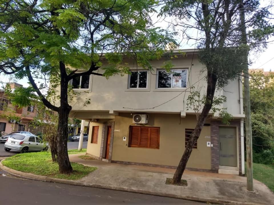 een huis in een straat met twee bomen bij Costa Luxe Planta Alta in Posadas